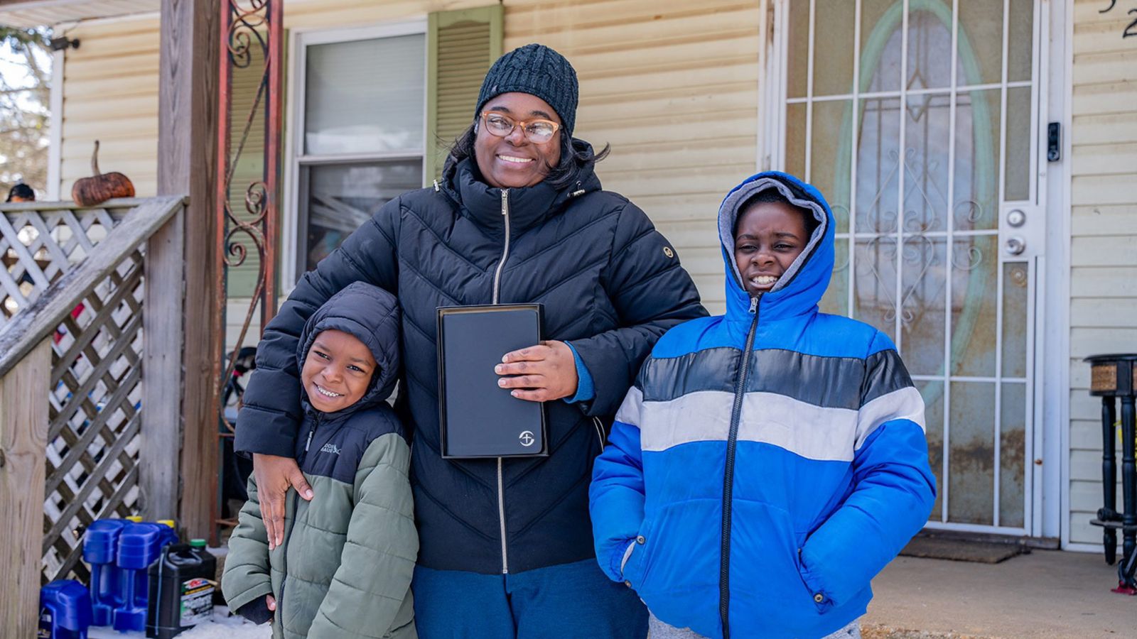 cristaos-ajudam-mulher-que-teve-casa-atingida-por-tempestade-nos-eua-e-a-levam-a-jesus