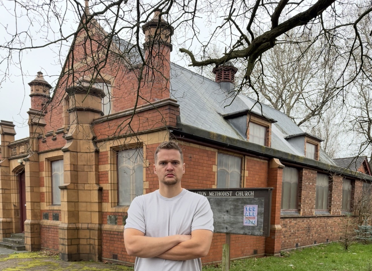 “ha-um-avivamento-chegando”:-britanico-compra-igrejas-fechadas-para-mante-las-abertas