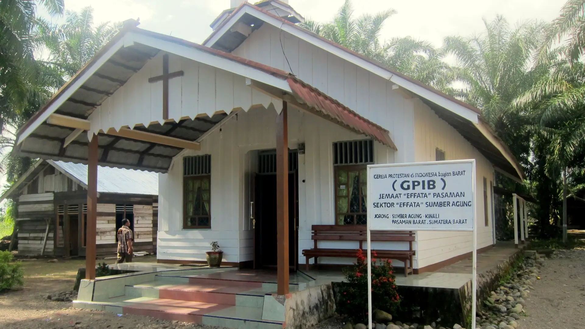 reforma-de-igreja-e-interrompida-por-muculmanos-com-apoio-policial,-na-indonesia