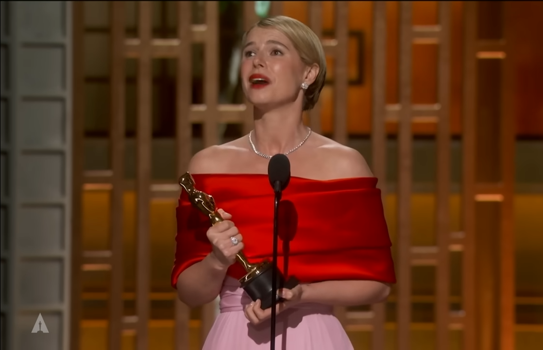 vencedora-do-oscar-de-‘melhor-atriz’-celebra-maternidade:-“amo-ser-mae”