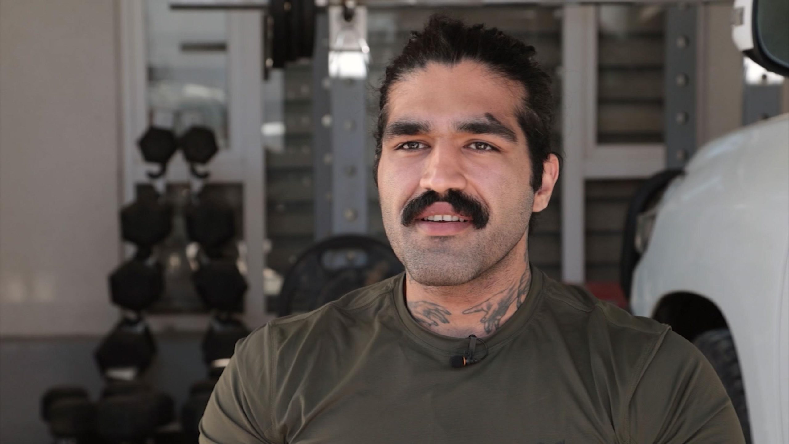 apos-fugir-do-ira-devido-a-repressao,-cristao-se-batiza-em-igreja-domestica-no-iraque