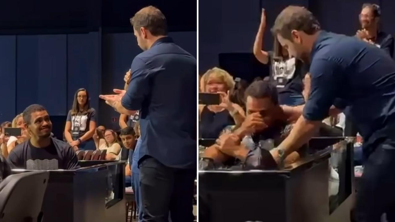 pastor-aprende-libras-para-batizar-jovem-surdo-e-emociona:-“ha-lugar-a-mesa”