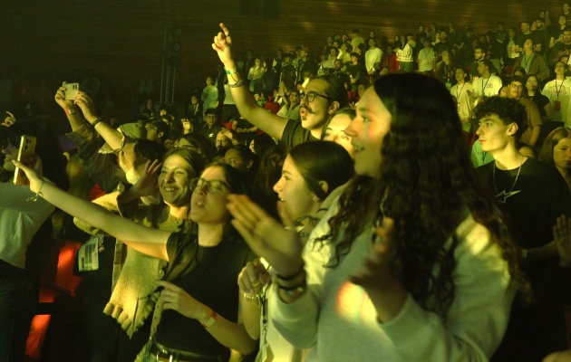 jovens-se-entregam-a-jesus-em-conferencia-sobre-discipulado-na-espanha